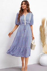 Robe imprimée à taille avec cordon de serrage et col cranté